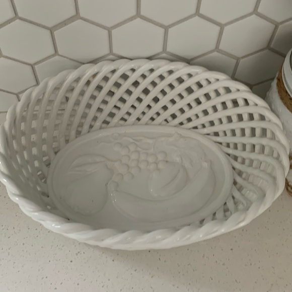 BEAUTIFUL VINTAGE ITALIAN MADE PORCELAIN‎ BASKET SIGNED - Picture 2 of 11